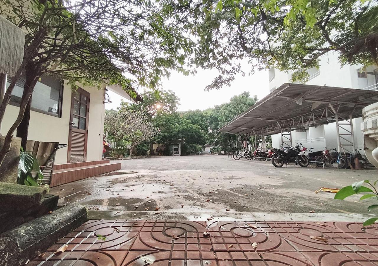 Jaroonwej Bangsaen Hotel Buitenkant foto