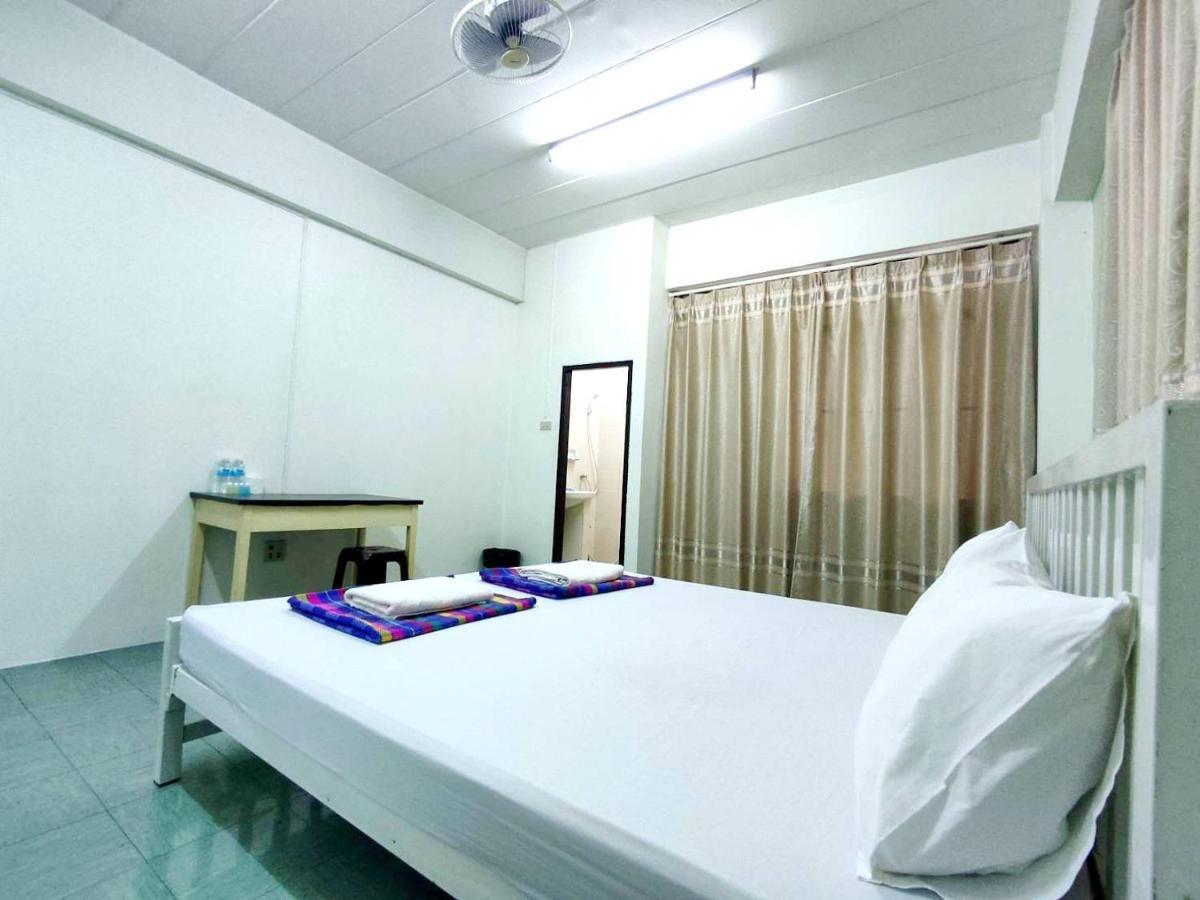 Jaroonwej Bangsaen Hotel Buitenkant foto