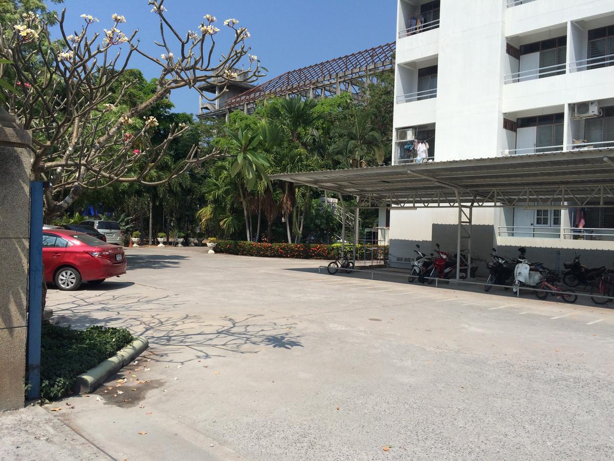 Jaroonwej Bangsaen Hotel Buitenkant foto