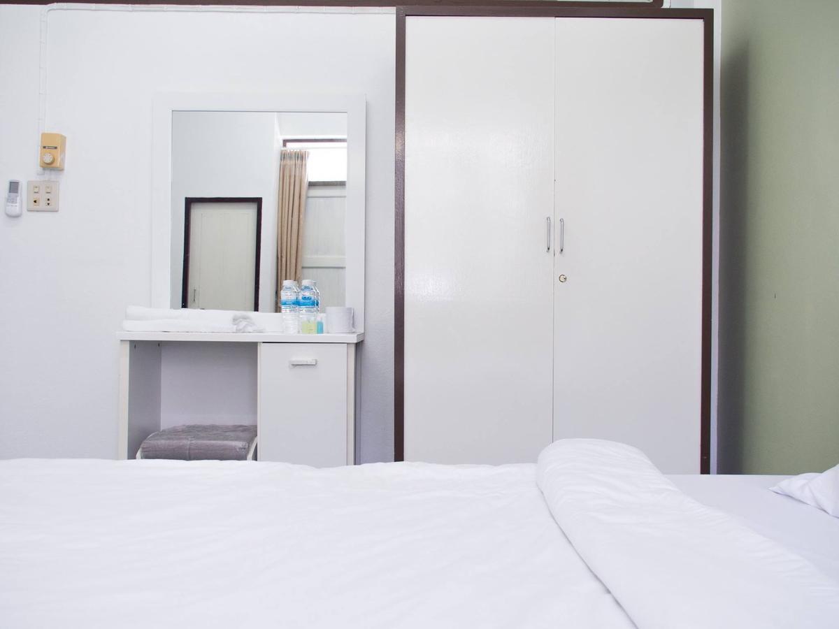 Jaroonwej Bangsaen Hotel Buitenkant foto